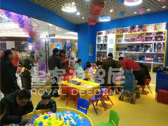 皇家迪智玩具店河南民權(quán)校區(qū)戶外拓展活動