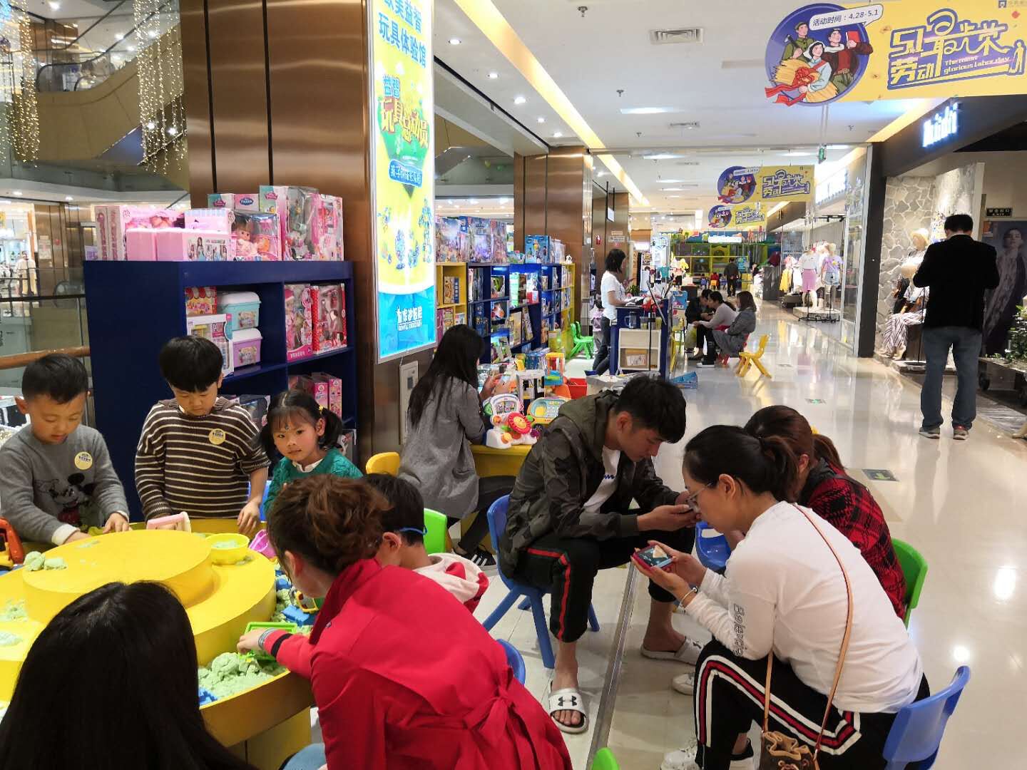 皇家迪智尼益智玩具加盟體驗(yàn)店飽受朋友圈點(diǎn)贊！