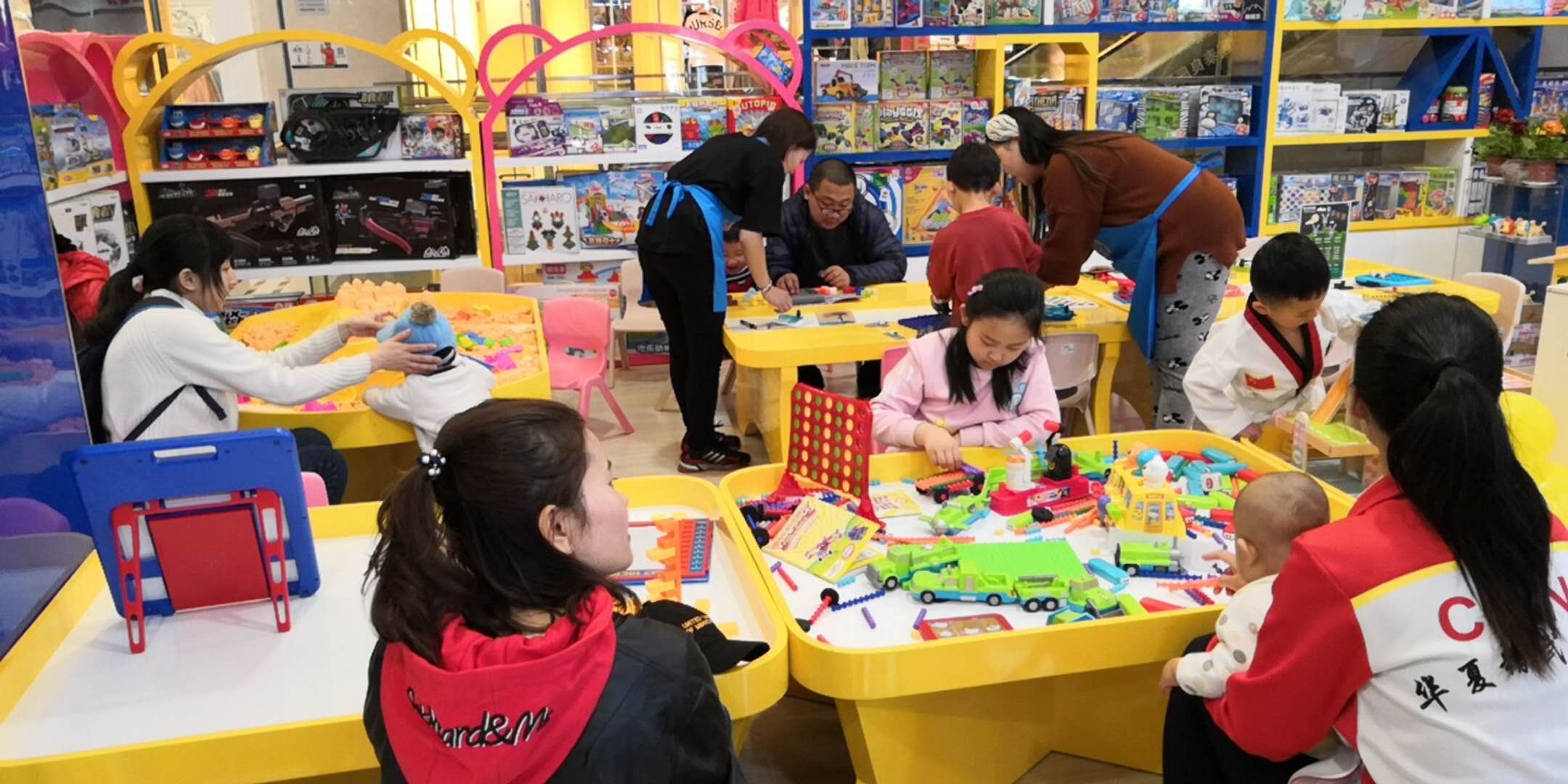 皇家迪智尼益智玩具加盟體驗(yàn)店飽受朋友圈點(diǎn)贊！