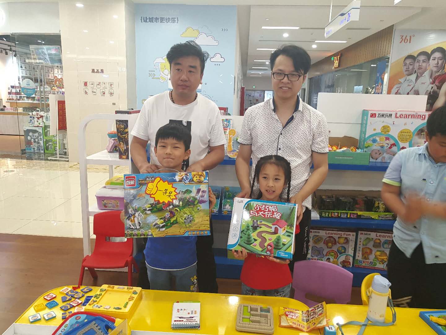 皇家迪智尼在內(nèi)蒙古烏蘭察布加盟商玩具店舉辦活動