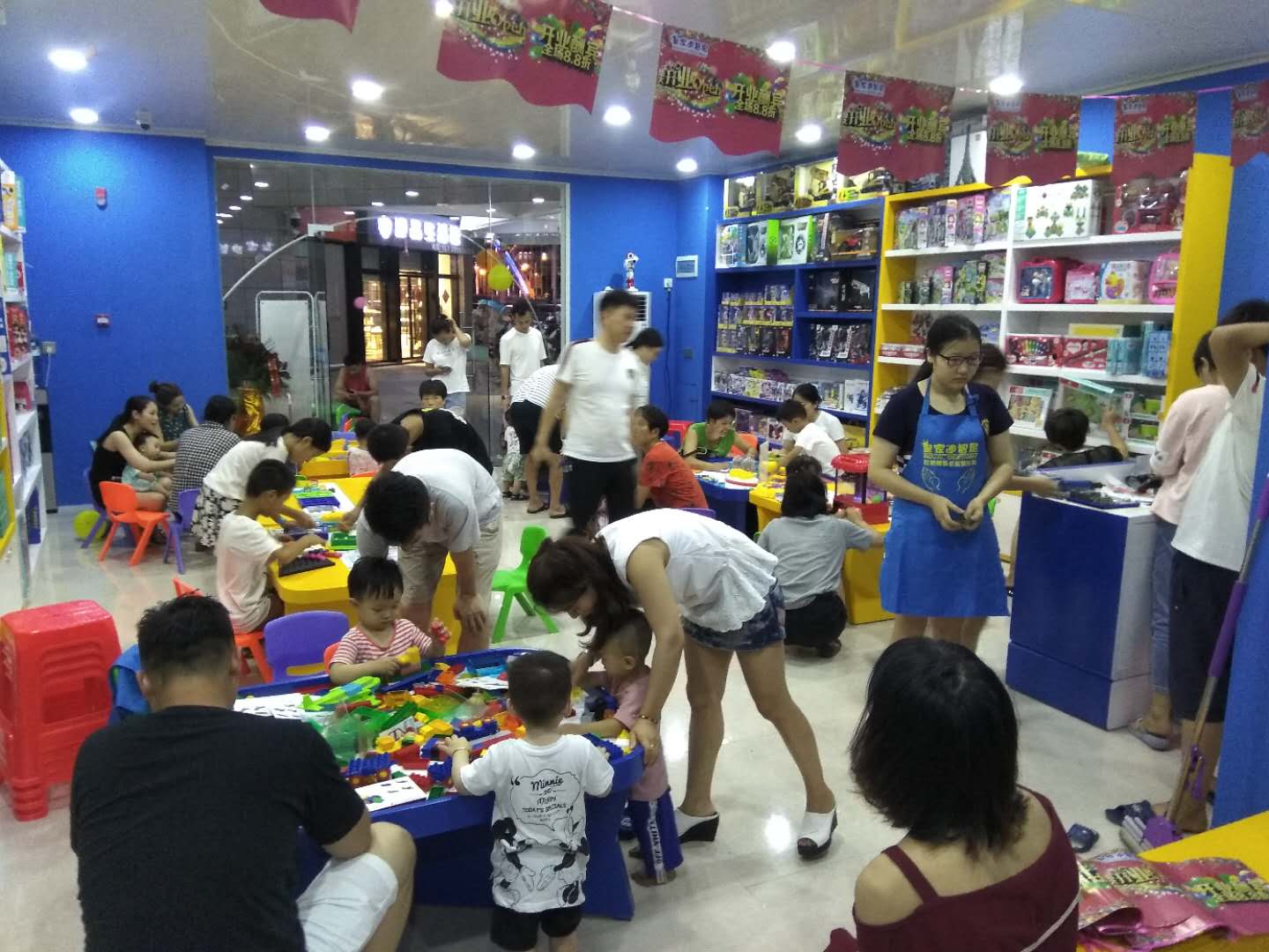 加盟玩具店怎么經(jīng)營?皇家迪智尼告訴你經(jīng)營的竅門有哪些?