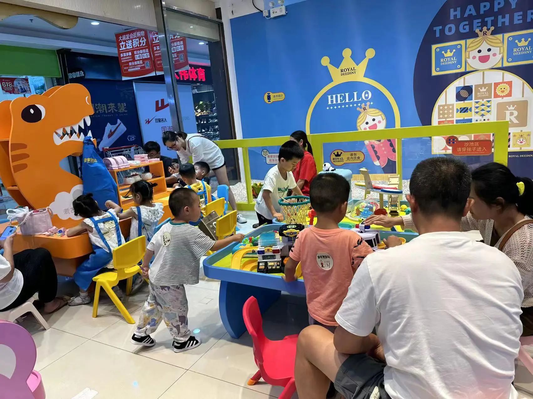 皇家迪智尼 I 開一家兒童益智玩具體驗(yàn)館的旺季都在什么階段？