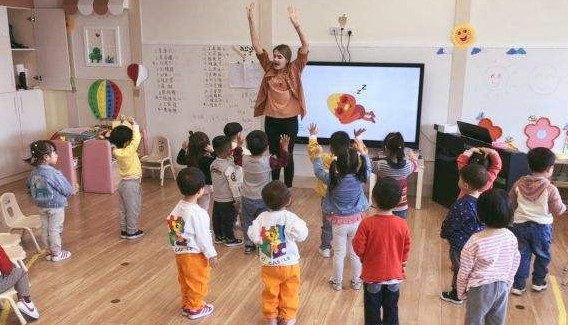 寶寶為何不愿意在幼兒園拉便便，原因讓家長揪心。
